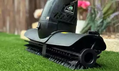 Barredora peinadora césped artificial